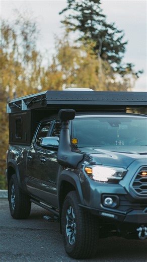 Ever seen a Tacoma camper with a single rear barn door? Paul wanted a custom single back door with visibility straight through his truck from cab window to tailgate, so we built a vertical lower frame with a one-piece rear door designed exactly for that. 👀 This 6’ bed Tacoma build also features: • locking side access door with a 14x22 window • two more 14x22 windows in the pop-top walls • LED ceiling lights Maxxair fan • clean interior wiring routed inside the walls Outside, he added universal 