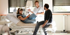 "J'ai rencontré mon père pour la première fois à 23 ans" : David Mora (Les bracelets rouges) explique pourquoi la notion d’abandon a fait écho en lui - Télé-Loisirs