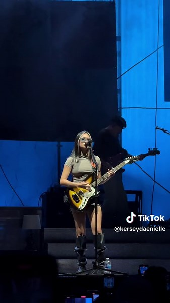 Niki Concert Buzz Live Compilation