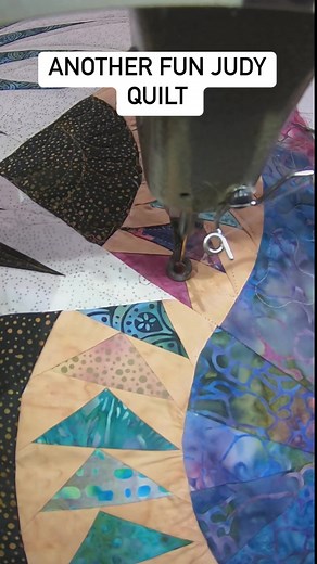 1.1K views · 44 reactions | Another fun Judy Niemeyer quilt. Combining continuous curves with feathers and swirls. #longarmquilting #longarmquiltingservices #longarmquilter #gammillquilting #quiltingtricks #gammillquilting #machinequilting #quilt #quiltlove #quilting #quilter #niemeyer | Quilter on the Run, Kris Vierra | Facebook