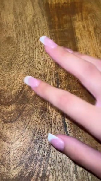 ASMR wood tapping and scratching🪵💅🏼