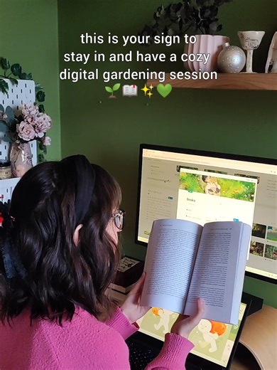 Anyone else feeling overwhelmed by endless content and information overload?😵‍💫 Lately I started digital gardening and romanticising my cozy study sessions with special drinks and candles. 💚✨ If you haven’t heard about digital gardens before, they are like personal wikis that help organize your thoughts and notes from books, articles, podcasts, video essays etc. It’s a form of knowledge management system where the goal is to plant and grow ideas, slow down and create a living network of knowl