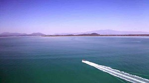 COASTAL SPEARFISHING in AUSTRALIA | Hand grabbing 2 crayfish in one breath!