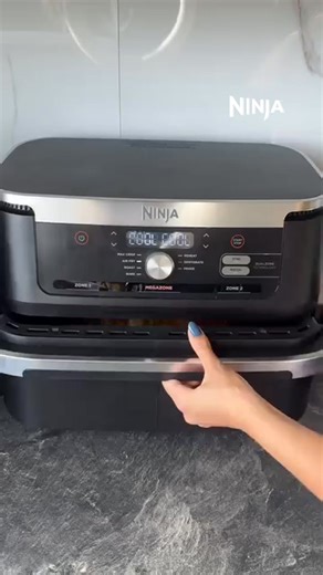 Ninja Foodi Flex s’adapte à la grandeur de vos repas. Retirez le séparateur pour passer de 2 zones de cuisson à 1 MégaZone. | Ninja Kitchen France