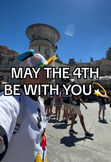 ¡Nunca olvidaré la primera vez que fui a Star Wars: Galaxy's Edge! Este fenomenal parque temático se encuentra tanto en Disneyland Park en California como en Disney's Hollywood Studios en Disney World en Florida, y está inspirado en en el planeta Batuu 💫 #starwars #maythe4th #maythe4thbewithyou #starwarsgalaxysedge