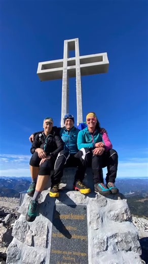 Schneebergdörfl - Schneidergraben - Novembergrat - Hochschneeberg -@scheffer_fihu - Damböckhaus - Emmisteig - @schutzhuette_baumgartner - Mieseltal - Schneebergdörfl 👌☀️🏔️😍 #schneebergliebe | Birgit Spritzendorfer