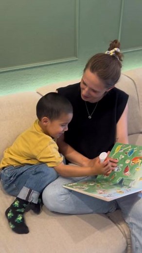 Im tiptoi®-Buch - Mein erstes Bild-Wörterbuch Deutsch-Englisch entdecken Kinder erste englische Vokabeln zu Tieren, Spielzeug, Lebensmitteln & Co. Der Stift spricht jedes Wort auf Deutsch und Englisch. So klappt’s auch mit der Aussprache 🎧✨ Perfekt für neugierige Kids ab 3 Jahren 💛 | Ravensburger