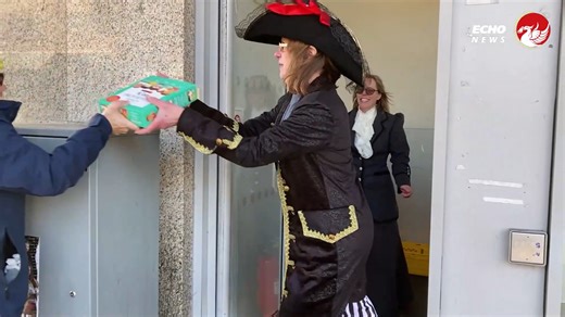 Locals form a human chain in Bootle Strand to transport over 15,000 books. | Liverpool Echo News