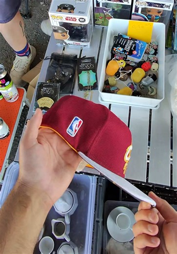 Figurines Pop, casquettes New Era, comics Deadpool, veste Liverpool… tout ça pour 55€ au vide-grenier ! Valeur estimée ? 270€ 🔥 Tout part dès 1€ aux enchères en live ! #videgrenier #popculture #deadpool #funko #liverpoolfc