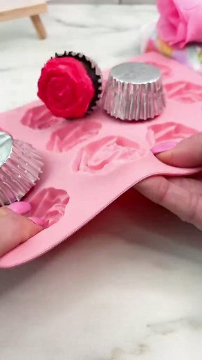 Easy Rose Cupcakes 💐🧁 They look fancy but are actually so easy to make 🌹 Perfect for Mother’s Day and you don’t need any piping skills Full tutorial is on my website ✨ Link in bio 💖💐 #cakedbyrach #cupcake #mothersday #rosecupcakes