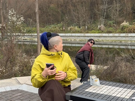 #喷药骗局警示 #城市公园场景 #防骗知识普及