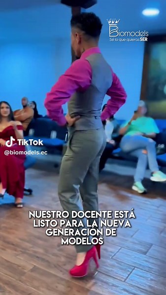 👠✨ En Biomodels, aprendes con profesionales de verdad ✨👠 En este video te presentamos a nuestro docente de modelaje, quien será el encargado de guiarte en: ✨ Pasarela ✨ Fotopose ✨ Expresión escénica ✨ Etiqueta & Protocolo Con su experiencia, transformará tu postura, seguridad y proyección ante cámaras. 💫 📩 *Inscríbete y empieza tu formación con la mejor guía.* #modelos #modelosprofesionales #missuniverse #miss #pasarela