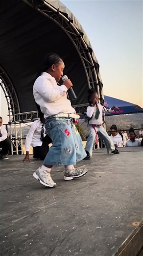 Hlelo and Luhmac performing Mdantso