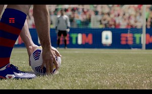TIM dedica al calcio il suo nuovo spot che racconta oltre 100 anni di storia italiana. Da sempre vicina al mondo dello sport, TIM è partner storico del calcio. Da oltre 20 anni sponsor della Nazionale Italiana di Calcio e da 25 anni Title Sponsor della #SerieATIM. 👉 Dal campionato 2021-2022 e fino al 2023-2024, la Serie A TIM sarà su DAZN disponibile anche su TIMVISION. #SpotTIM | TIM