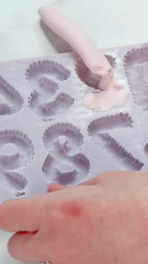 Get the balloon cake look that’s everywhere on social media, without the hassle! Whether you’re creating a show-stopping birthday cake, trendy balloon cupcakes, or custom cookies, this mould makes it quick, easy, and Socials-worthy! ✨ https://karendaviessugarcraft.co.uk/product/balloon-numbers-silicone-mould/ #SugarpasteMagic #CakeDecorating #BakingInspo #karendaviessugarcraft #siliconemold #balloontutorial | Karen Davies Sugarcraft