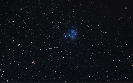 放大夜空中的昴星团