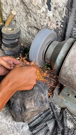 Watch Till End – Satisfying Spring Creation 🤯#springmaking #metalwork #youtubeshorts #shortsfeed