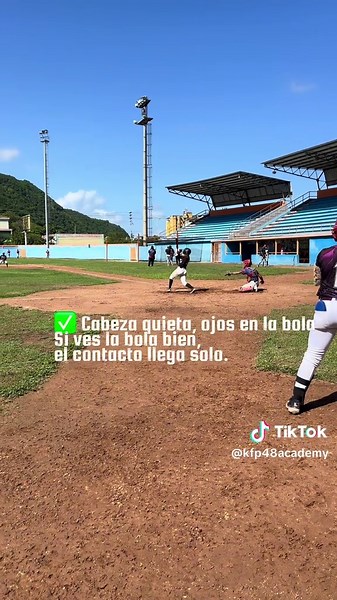 TIPS DE BATEO PARA MEJORAR TU SWING 🔥⚾ ✅ Balance es la base Pies firmes, rodillas flexionadas y peso bien distribuido. ✅ Manos rápidas, cuerpo relajado No aprietes el bate de más, la velocidad nace de la fluidez. ✅ Cabeza quieta, ojos en la bola Si ves la bola bien, el contacto llega solo. ✅ Caderas primero, brazos después El poder viene de abajo hacia arriba. ✅ Termina tu swing fuerte Si terminas bien, conectaste bien. ✅ Constancia > Fuerza La repetición perfecta supera cualquier swing desorde