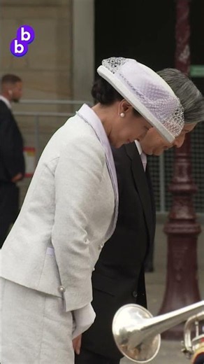 Keizer Naruhito en keizerin Masako maken een diepe buiging op de Dam 🕊️