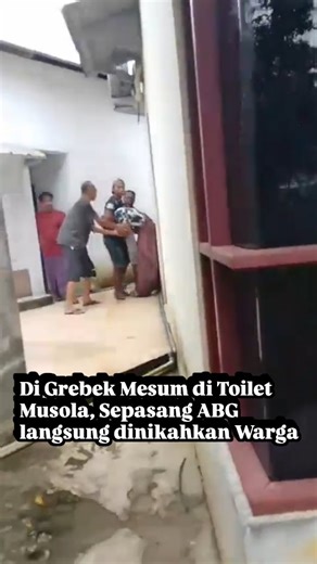 Palembang Terkini Indonesia on Instagram: "Pasangan remaja yakni perempuan muda berinisial F (17), warga Kecamatan Karang Intan, dan laki-laki berinisial MS, warga Kecamatan Astambul, kepergok warga berduaan dan diduga berbuat mesum di toilet musala yang berada di Desa Indrasari. Pasangan remaja ini pun nyaris menjadi sasaran amuk warga yang geram. Dalam video yang beredar di media sosial, tampak beberapa warga mendobrak pintu toilet dan mendapati mereka berduaan di dalam toilet musala dengan pa