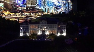 Un petit aperçu du cycle "Fête des Lumières" sur la façade du château ! A découvrir toutes les 80 minutes dans nos mondes :) Partagez-nous vos souvenirs avec le #MiniWorldLyon | Mini World Lyon