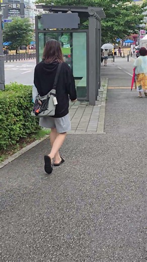 걸으면서 전자담배 피며 침도 뱉는여자(버스정류장부근)