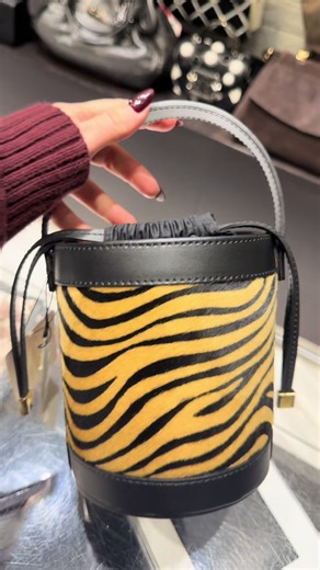 Δερμάτινο πουγκί με pony skin λεπτομέρεια! Τέλειο? 👉🏻 https://www.savilshop.com/?s=31108 #savil #savilbags #skg #leather #fyp