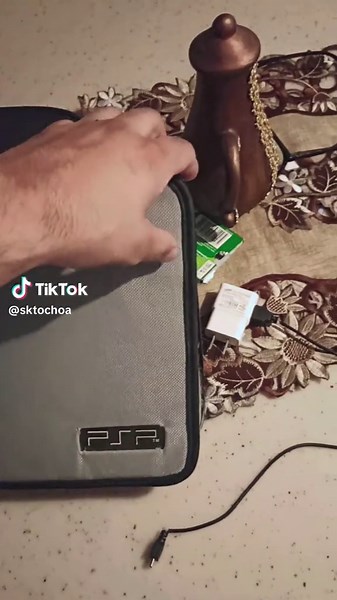 PSP 3000 en su estuche: ¡La joya portátil!
