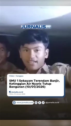 Banjir dengan ketinggian ekstrem merendam SMU 1 Sekayam, Kabupaten Sanggau (10/01/2026). Dari video yang beredar air naik hampir menyentuh bumbungan bangunan sekolah, menyisakan ruang kecil. Kondisi ini menyebabkan aktivitas belajar mengajar tidak dapat dilaksanakan secara normal. #kalbar #banjirsanggau #sanggau