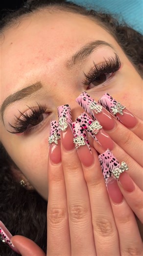 Cece Morales | North Sac Versatile Lash Artist ♡︎ on Instagram: "Add some pink to your next appointment 💌💗 Using @anotherfckinlashtech & @elan.beaute for this set 💌💋 𝐅𝐢𝐛𝐞𝐫 𝐭𝐰𝐞𝐞𝐳𝐞𝐫𝐬 from @lashesannbeauty 𝐍𝐚𝐢𝐥𝐬 𝐛𝐲 @valerienaileditt_ 💋 ✩ Now booking for Feb ✩ Located in North sac ✩ New clients always welcome #saclashtech #916lashes #volumelashes #saclashartist #lashextensions"