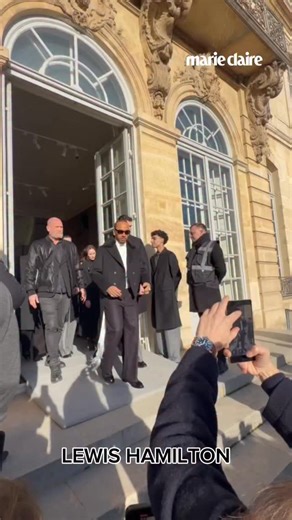 Lewis Hamilton lors du défilé Dior automne/hiver 2026-2027 à Paris. #lewishamilton #dior #pfw #fashionweek #paris | Marie Claire France