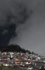 ASÍ SE APRECIÓ el estado del tiempo, anoche, sábado. Pachuca hace honor a su sobrenombre “La Bella Airosa”. Los vientos que siguen presentes, se hacen sentir con fuerza y el frío domina el ambiente en gran parte del Estado 😰 📹 Video / Oscar Sánchez Sigan Punto de Enfoque en este enlace https://www.facebook.com/share/r/161LCY7Px2/ | Hidalgo en línea