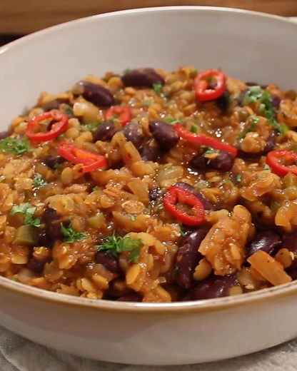 🌱 This lentil chilli is a hearty and delicious vegetarian dish that is perfect for a cold winter evening. Made with lentils, vegetables, and a variety of spices, this chilli is both filling, nutritious and is less than 300 calories per portion. ✅ Get the full Vegetarian Lentil Chilli recipe with all the ingredients, method and nutrition information here: https://www.foodforfitness.co.uk/recipes/lentil-chilli/ | Scott Baptie
