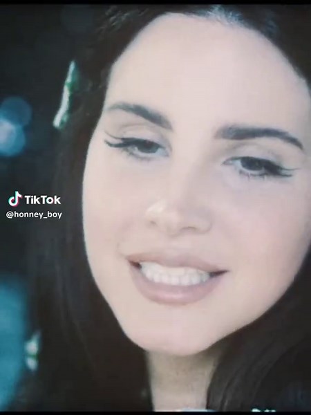 Joven y Enamorada - Lana Del Paraíso