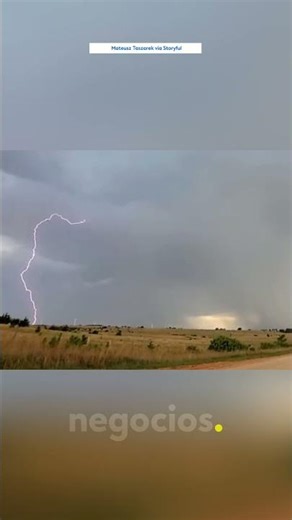 Un potente rayo ilumina el cielo de Kansas mientras fuertes tormentas golpean el estado