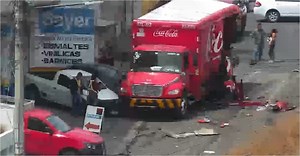 Camión se queda sin frenos y provoca choque múltiple en Huixquilucan
