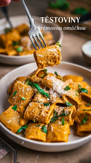 Markéta Marešová on Instagram: "Těstoviny s omáčkou z pečených rajčat, s ricottou, bazalkou a sušenými rajčaty 🤤 Podobné recepty miluju a mohla bych je jíst prostě pořád. 🥰 Těstoviny jsou obecně mé nejoblíbenější jídlo, takže se můžete těšit na spoustu receptů! 🤩 Na dvě porce potřebujete: •450 g cherry rajčat •paličku česneku •hrst bazalky •40 g sušených rajčat •15 g olivového oleje •70 g ricotty •Sůl a pepř •200 g sušených těstovin či 250 g čerstvých •parmazán a trocha bazalky k podávání 