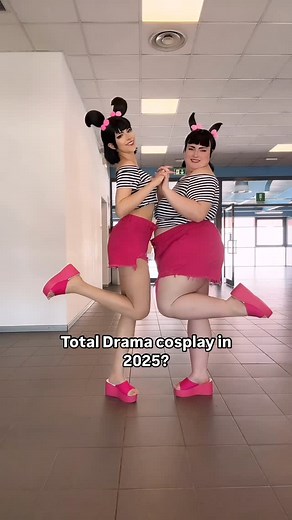𝙉𝙖𝙩𝙨𝙪 • ナツ on Instagram: "Yes, we did it ✨ Katie and Sadie by me and @the.abiss0 🩷 #totaldrama #totaldramaisland #katieandsadie #totaldramacosplay #cosplay"