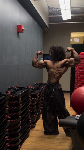 UncrownedPrince on Instagram: "my pinky is now swollen lol Code - KJ @kontrolledinsanity @hd.muscle #fyp #motivation #gym #motivation #bodybuilding"