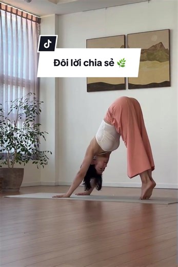 Nghe “Thỏ ơi” của Trấn Thành mới thấy… 🌿🌿Trong yoga cũng vậy — không ai bỏ cuộc vì một buổi tập khó, mà người ta dừng lại vì rất nhiều buổi “hôm nay lười một chút”. Đừng nghĩ cơ thể bạn cứng mãi sẽ không thay đổi. Đừng nghĩ tập hoài mà chưa dẻo là vô ích. Và cũng đừng vội nghe quá nhiều lời khuyên từ bên ngoài… Vì không ai ở trong cơ thể bạn, không ai cảm được hành trình bạn đang đi. Yoga là hành trình rất riêng. Bạn cứ thở — cứ tập — cứ kiên trì. Rồi một ngày, bạn sẽ tự cảm ơn chính mình vì đ