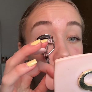 The easiest lashes EVER — no glue, no mess, no faff. Our pre-glued, reusable lash ribbons give you that full, fluttery look in seconds — even if you’ve never applied lashes before. ✨ One-step, glue-free application 🔁 Reusable 2–3 times per set 🧳 Perfect for everyday or travel Discover the easier way to apply lashes: lashribbons.com/collections/pre-glued-lash-ribbons | 𝗟𝗮𝘀𝗵 𝗥𝗶𝗯𝗯𝗼𝗻𝘀 𝗗𝗜𝗬 𝗟𝗮𝘀𝗵𝗲𝘀