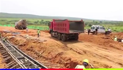 🚧 Kwilu | Route Ingudi–Idiofa : cap sur une phase décisive en 2026 Les travaux progressent à bon rythme avec l’assainissement, l’ouverture d’emprise, les déviations provisoires et la mise en place des couches de chaussée, sous l’exécution de SISC et Sinohydro 1, avec la supervision de l’ACGT. Objectif : une route moderne et durable au service des populations. #Infrastructure #RouteIngudiIdiofa #Kwilu #RDC #Développement #TravauxPublics #ACGT #Sinohydro #SISC Partie 4 | Température Congo