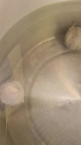 Assalamualaikum DUA METODE PEREBUSAN BAKSO PAKAI PANCI VERSI SAYA PERTAMA 1.Siapkan PANCI cukup besar dan dalam, tuang air sebanyak 3/4 tingginya panci 2.Masak air Sampai suhu 80 CC, atau di atas hangat, jangan sampai terlalu panas apalagi mendidih 3.Mulailah pembentolan dan langsung masukan pada air , sempai air dalam panci cukup penuh dengan bakso 4.Rebus dengan api kecil supaya matang metara dan tidak berpotensi pecah ,rebus sampai matang, sekitar 20 menit 5.Setelah matang, angkat bakso lalu 