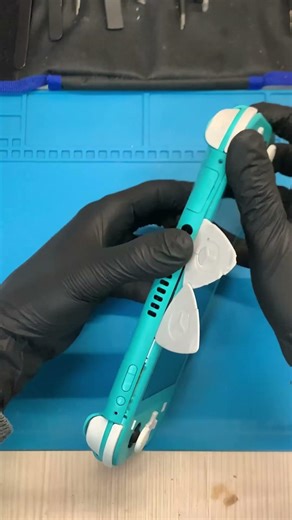 This Switch Lite won’t read games.. I wonder why