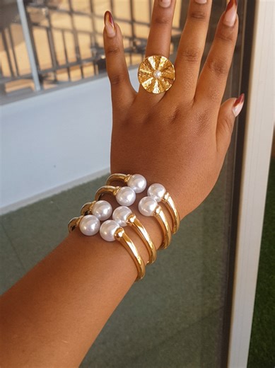 chunky bangles and rings 15k each item located at Abaita ababiri-Entebbe rd Gombya complex R26 and a delivery place at Wandegeya Kampala KM plaza -Uganda #chunkyrings #chunkybangles #jewelrytiktok #eleganzaicon #bangleset