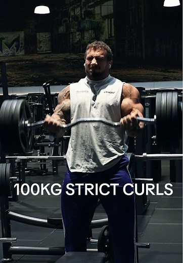 100 kg Bizeps Curls ohne Schwung – 3 Wiederholungen