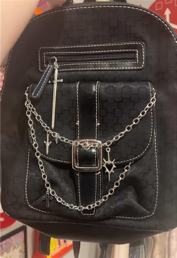 Add Chains to Bags: A New Upcycling Trend