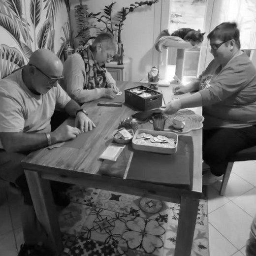 Quand tu as la chance d'avoir une super famille qui vient en renfort juste avant les marchés de Noël ❤️❤️ Atelier ponçage cet après midi #espritdenoel #famille #aide #marchédenoël #creations | Sféemain