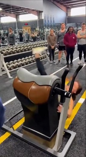 Gym Fail： Mechanical Horse Goes Wild! #gymfail#funnyvideo#mechanicalhorse#gymfun#workoutfail