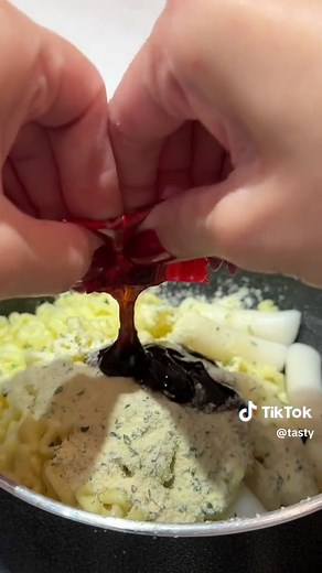 Here’s how to make one of my favorite instant ramen packets –samyang carbonara! @Jasmine and Tea Start by boiling the noodles in water, then add a handful of rice cakes. Once tender, drain and return to the pot. Add the seasoning packets and a generous splash of milk, plus a spoonful of gochujang for extra flavor. Garnish with your desired toppings (I like scallions, dumplings and dried seaweed) & enjoy!